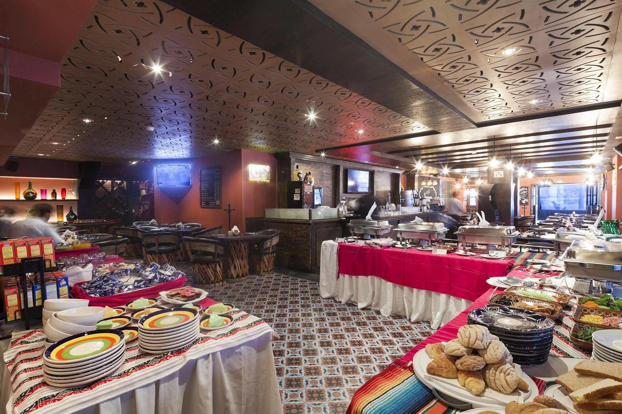 Exe Suites San Marino Mexico By Eksteriør billede The buffet at the restaurant